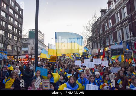 Londra, Regno Unito. 24th febbraio 2023. I manifestanti passano attraverso Notting Hill Gate. Migliaia di persone hanno marciato dall'Holland Park all'ambasciata russa durante una protesta pro-Ucraina per il primo anniversario dell'invasione russa. Credit: Vuk Valcic/Alamy Live News Foto Stock