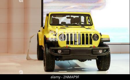 Giallo Rubicon Jeep auto in mostra.folle guardando nuovi modelli di auto a Auto show. National Canadian Auto Show con molte marche di auto. Toronto, CANADA Foto Stock