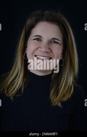 ritratto di una bella donna bionda che sorride naturalmente in modo molto amichevole Foto Stock