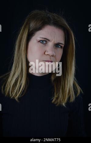 ritratto di una bella donna bionda che allarga i suoi occhi e sembra incredula Foto Stock