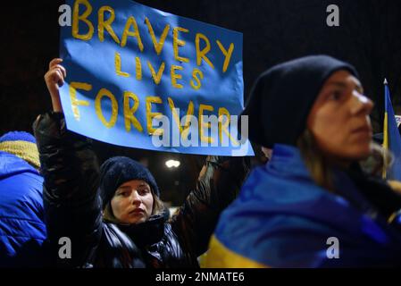 Varsavia, Varsavia, Polonia. 24th Feb, 2023. Una donna tiene un cartello con la lettura di ''Bravery is forever'' il 24 febbraio 2023 a Varsavia, Polonia. Centinaia di persone si sono radunate al di fuori dell'ambasciata russa per protestare contro l'aggressione russa su vasta scala che dura tutto l'anno contro l'Ucraina e commemorare coloro che hanno perso la vita. (Credit Image: © Aleksander Kalka/ZUMA Press Wire) SOLO PER USO EDITORIALE! Non per USO commerciale! Foto Stock