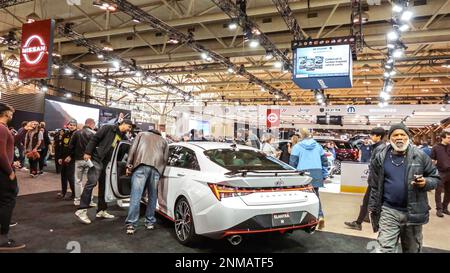 Folle che guardano i nuovi modelli di auto a Auto show. National Canadian Auto Show con molte marche di auto. Toronto ON Canada 19 febbraio 2023 Foto Stock