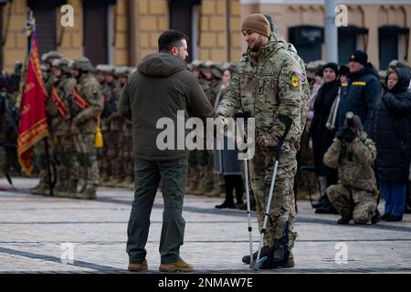 Kiev, Ucraina. 24th Feb, 2023. Il presidente ucraino Volodymyr Zelenskyy, di sinistra, presenta un soldato ferito la medaglia dell'Eroe dell'Ucraina durante il 1st° anniversario dell'invasione russa in Piazza Santa Sofia, 24 febbraio 2023 a Kyiv, Ucraina. Credit: Foto piscina/Ufficio stampa presidenziale ucraino/Alamy Live News Foto Stock