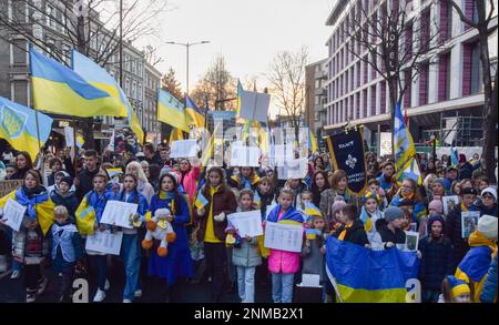 Londra, Regno Unito. 24th febbraio 2023. I manifestanti passano attraverso Notting Hill Gate. Migliaia di persone hanno marciato dall'Holland Park all'ambasciata russa durante una protesta pro-Ucraina per il primo anniversario dell'invasione russa. Credit: Vuk Valcic/Alamy Live News Foto Stock