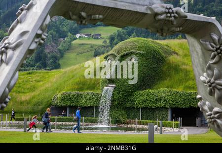 Il Gigante, ingresso alle camere di meraviglia,dalla colata di alluminio da Bruno Gironcoli, Swarovski Kristallwelten, Crystal World Museum, Innsbruck, in Austri Foto Stock