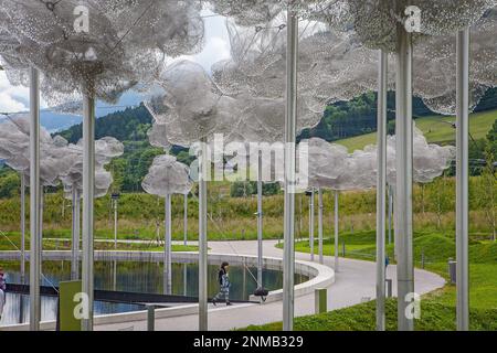 Cloud di cristallo e piscina a specchio, Swarovski Kristallwelten, Crystal World Museum, Innsbruck, Austria Foto Stock