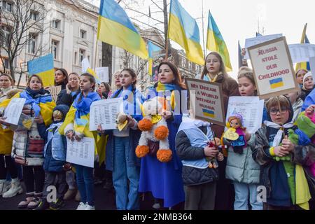 Londra, Regno Unito. 24th febbraio 2023. I manifestanti passano attraverso Notting Hill Gate. Migliaia di persone hanno marciato dall'Holland Park all'ambasciata russa durante una protesta pro-Ucraina per il primo anniversario dell'invasione russa. Credit: Vuk Valcic/Alamy Live News Foto Stock