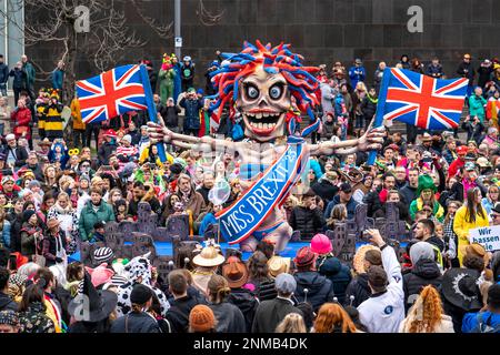 Rosenmontagszug in Düsseldorf, Strassenkarneval, Motivwagen im Karneval, von Wagenbauer Jacques Tilly, Thema Brexit, Groß Britannien leidet unter dem Foto Stock