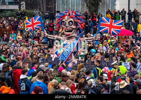 Rosenmontagszug in Düsseldorf, Strassenkarneval, Motivwagen im Karneval, von Wagenbauer Jacques Tilly, Thema Brexit, Groß Britannien leidet unter dem Foto Stock