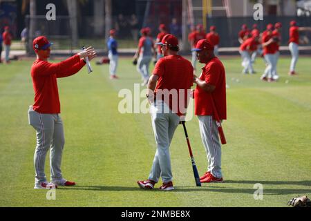 Clearwater, Florida, Stati Uniti. 24th Feb, 2023. Gli allenatori dei Philadelphia Phillies parlano mentre i giocatori si allungano durante gli allenamenti primaverili al BayCare Ballpark. (Credit Image: © David G. McIntyre/ZUMA Press Wire) SOLO PER USO EDITORIALE! Non per USO commerciale! Credit: ZUMA Press, Inc./Alamy Live News Foto Stock