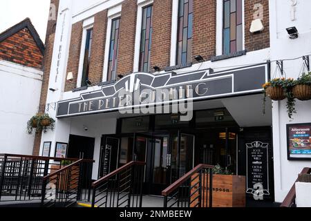 the peter cushing wetherspoon pub in whitstable town high street, kent, regno unito febbraio 2023 Foto Stock