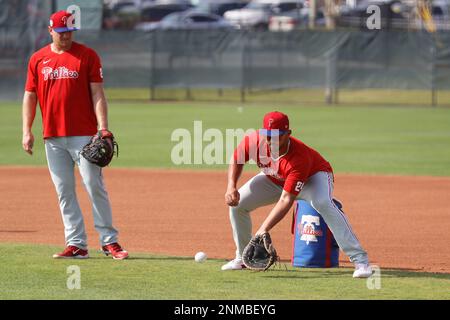 Clearwater, Florida, Stati Uniti. 24th Feb, 2023. La Philadelphia Phillies First Baseman Darick Hall (24) campi una palla a terra durante gli allenamenti primaverili al BayCare Ballpark. (Credit Image: © David G. McIntyre/ZUMA Press Wire) SOLO PER USO EDITORIALE! Non per USO commerciale! Credit: ZUMA Press, Inc./Alamy Live News Foto Stock