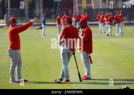 Clearwater, Florida, Stati Uniti. 24th Feb, 2023. Gli allenatori dei Philadelphia Phillies parlano mentre i giocatori si allungano durante gli allenamenti primaverili al BayCare Ballpark. (Credit Image: © David G. McIntyre/ZUMA Press Wire) SOLO PER USO EDITORIALE! Non per USO commerciale! Credit: ZUMA Press, Inc./Alamy Live News Foto Stock