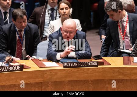 L'ambasciatore russo Vassily Nebenzia parla della riunione del Consiglio di sicurezza sull'Ucraina presso la sede dell'ONU. Questo giorno ha segnato esattamente un anno dall'inizio della guerra inprovocata che la Russia ha scatenato contro l'Ucraina. Migliaia di persone sono state uccise o ferite da entrambe le parti e milioni di ucraini sono stati sfollati e sono diventati rifugiati. Più di 6 migliaia di bambini ucraini sono stati rapiti e trasferiti in Russia. Foto Stock