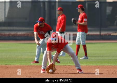 Clearwater, Florida, Stati Uniti. 24th Feb, 2023. Scott Kingery (4), infedele dei Philadelphia Phillies, allaccia una palla a terra durante gli allenamenti primaverili al BayCare Ballpark. (Credit Image: © David G. McIntyre/ZUMA Press Wire) SOLO PER USO EDITORIALE! Non per USO commerciale! Credit: ZUMA Press, Inc./Alamy Live News Foto Stock