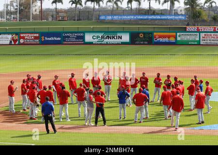 Clearwater, Florida, Stati Uniti. 24th Feb, 2023. Il manager della Philadelphia Phillies Rob Thomson (59) parla con il team durante gli allenamenti primaverili al BayCare Ballpark. (Credit Image: © David G. McIntyre/ZUMA Press Wire) SOLO PER USO EDITORIALE! Non per USO commerciale! Credit: ZUMA Press, Inc./Alamy Live News Foto Stock