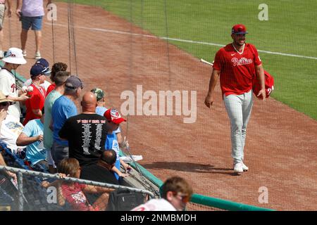 Clearwater, Florida, Stati Uniti. 24th Feb, 2023. Philadelphia Phillies primo bassista Darick Hall (24) passeggiate da tifosi durante gli allenamenti primaverili al BayCare Ballpark. (Credit Image: © David G. McIntyre/ZUMA Press Wire) SOLO PER USO EDITORIALE! Non per USO commerciale! Credit: ZUMA Press, Inc./Alamy Live News Foto Stock