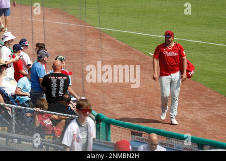 Clearwater, Florida, Stati Uniti. 24th Feb, 2023. Philadelphia Phillies primo bassista Darick Hall (24) passeggiate da tifosi durante gli allenamenti primaverili al BayCare Ballpark. (Credit Image: © David G. McIntyre/ZUMA Press Wire) SOLO PER USO EDITORIALE! Non per USO commerciale! Credit: ZUMA Press, Inc./Alamy Live News Foto Stock