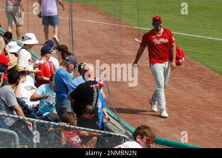 Clearwater, Florida, Stati Uniti. 24th Feb, 2023. Philadelphia Phillies primo bassista Darick Hall (24) passeggiate da tifosi durante gli allenamenti primaverili al BayCare Ballpark. (Credit Image: © David G. McIntyre/ZUMA Press Wire) SOLO PER USO EDITORIALE! Non per USO commerciale! Credit: ZUMA Press, Inc./Alamy Live News Foto Stock