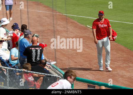 Clearwater, Florida, Stati Uniti. 24th Feb, 2023. Philadelphia Phillies primo bassista Darick Hall (24) passeggiate da tifosi durante gli allenamenti primaverili al BayCare Ballpark. (Credit Image: © David G. McIntyre/ZUMA Press Wire) SOLO PER USO EDITORIALE! Non per USO commerciale! Credit: ZUMA Press, Inc./Alamy Live News Foto Stock