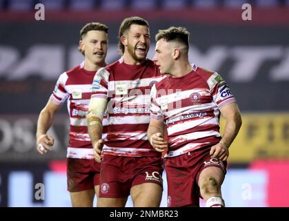 Harry Smith (a destra) dei guerrieri di Wigan celebra la decima prova del loro lato durante la partita della Betfred Super League al DW Stadium, Wigan. Data immagine: Venerdì 24 febbraio 2023. Foto Stock