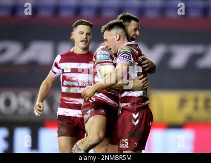 Harry Smith (a destra) dei guerrieri di Wigan celebra la decima prova del loro lato durante la partita della Betfred Super League al DW Stadium, Wigan. Data immagine: Venerdì 24 febbraio 2023. Foto Stock