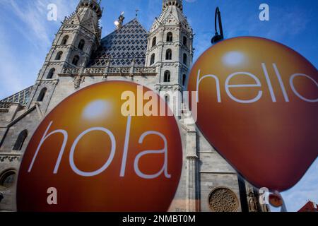 Facciata principale della cattedrale di Santo Stefano, che si riflette in una vetrina di un negozio, Vienna, Austria, Europa Foto Stock