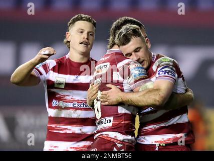 Harry Smith (a destra) dei guerrieri di Wigan celebra la decima prova del loro lato durante la partita della Betfred Super League al DW Stadium, Wigan. Data immagine: Venerdì 24 febbraio 2023. Foto Stock