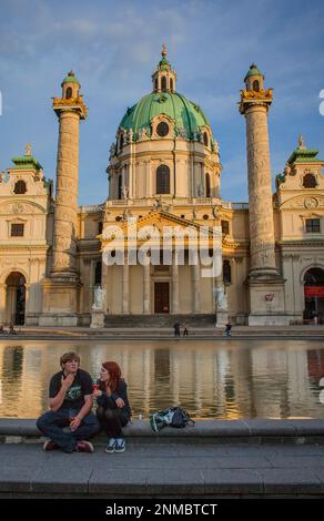 Karlskirche, San Carlo Borromeo chiesa da Fischer von Erlach in Karlsplatz, Vienna, Austria, Europa Foto Stock