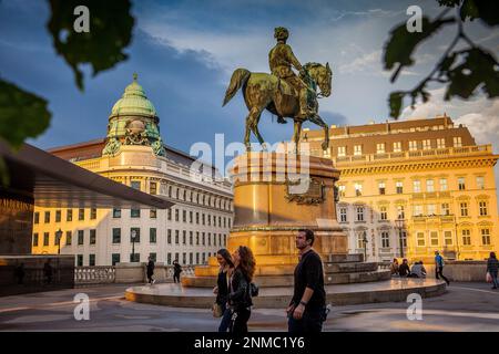 Ingresso al Museo Albertina Palace Museum. Statua equestre (Albrecht monumento),Albertinaplatz,Vienna, Austria, Europa Foto Stock