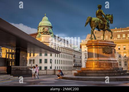 Ingresso al Museo Albertina Palace Museum. Statua equestre (Albrecht monumento),Albertinaplatz,Vienna, Austria, Europa Foto Stock