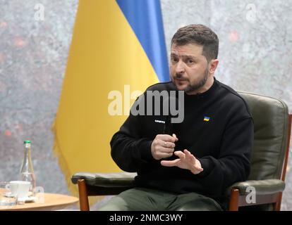 Non esclusiva: KIEV, UCRAINA - 24 FEBBRAIO 2023 - il Presidente dell'Ucraina Volodymyr Zelenskyy tiene il mese di febbraio. La stampa dell'anno dell'invincibilità conferisce Foto Stock