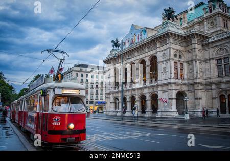 Il tram e la Staatsoper (Opera di Vienna, Ringstrasse, ring road, Vienna, Austria, Europa Foto Stock