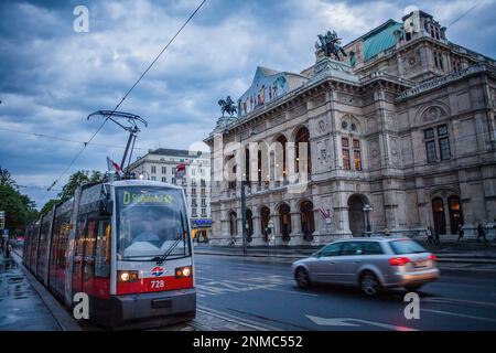 Il tram e la Staatsoper (Opera di Vienna, Ringstrasse, ring road, Vienna, Austria, Europa Foto Stock