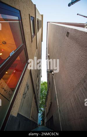 Colonia, Germania - settembre 25 2010: Strada stretta tra due edifici alti Foto Stock