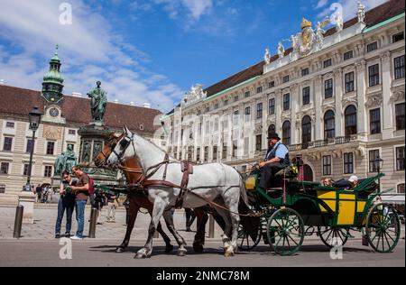 Turisti e carrozza nel Palazzo Imperiale Hofburg,Vienna, Austria, Europa Foto Stock