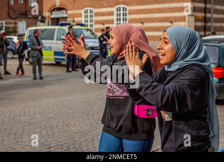 KRISTIANSTAD, SVEZIA - 14 MAGGIO 2021: Ragazze musulmane durante una protesta contro Israele nuovi attacchi contro la Palestina Foto Stock