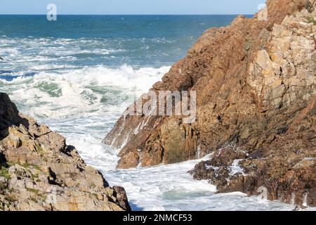 onde tra le rocce sulla costa delle asturie nel nord della spagna Foto Stock