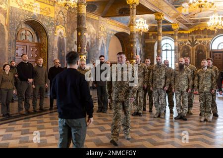 Kiev, Ucraina. 24th Feb, 2023. Il presidente ucraino Volodymyr Zelenskyy, al centro, si rivolge ai cappellani militari durante il 1st° anniversario dell'invasione russa a Kyiv Pechersk Lavra, 24 febbraio 2023 a Kyiv, Ucraina. Credit: Foto piscina/Ufficio stampa presidenziale ucraino/Alamy Live News Foto Stock