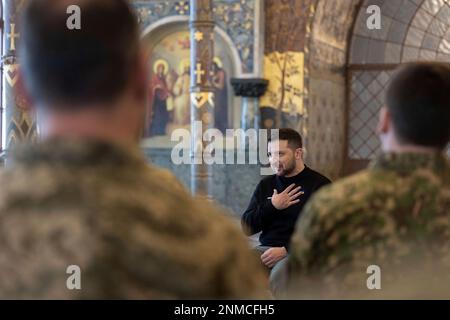 Kiev, Ucraina. 24th Feb, 2023. Il presidente ucraino Volodymyr Zelenskyy, al centro, si rivolge ai cappellani militari durante il 1st° anniversario dell'invasione russa a Kyiv Pechersk Lavra, 24 febbraio 2023 a Kyiv, Ucraina. Credit: Foto piscina/Ufficio stampa presidenziale ucraino/Alamy Live News Foto Stock