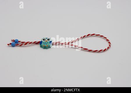 Bracciale 'Martisor'. È una tradizione rumena celebrata il 1st marzo e simboleggia l'arrivo della primavera. Foto Stock