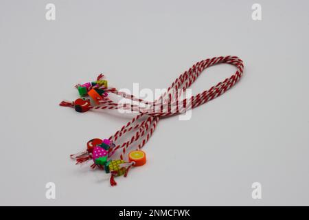Bracciale 'Martisor'. È una tradizione rumena celebrata il 1st marzo e simboleggia l'arrivo della primavera. Foto Stock