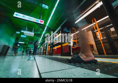 figure sfocate sulla piattaforma della stazione della metropolitana Foto Stock