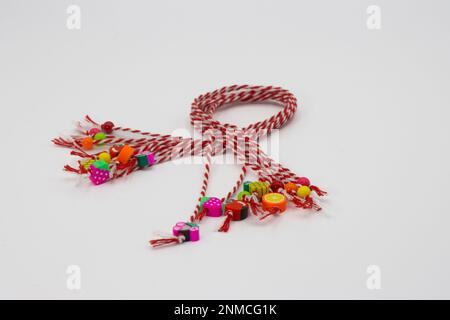 Bracciale 'Martisor'. È una tradizione rumena celebrata il 1st marzo e simboleggia l'arrivo della primavera. Foto Stock