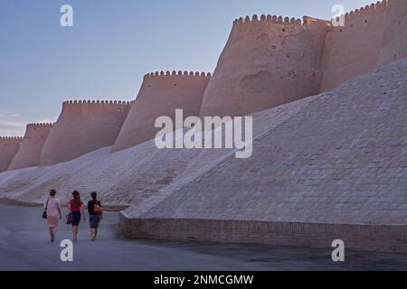 Pareti di Ichon-Qala o città vecchia, Khiva, Uzbekistan Foto Stock