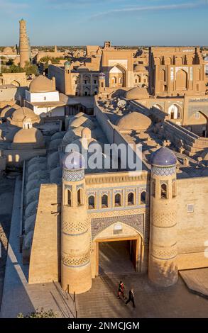 Skyline e porta est o Polvon Davorza di Ichon-Qala o città vecchia, Khiva, Uzbekistan Foto Stock