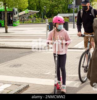 Ragazza e papà con la guardia della moccia Foto Stock