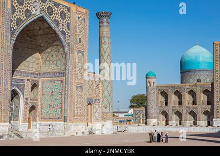 Ulugbek Medressa e Tilla-Kari Medressa, Registan, Samarcanda, Uzbekistan Foto Stock