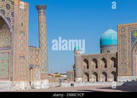 Ulugbek Medressa e Tilla-Kari Medressa, Registan, Samarcanda, Uzbekistan Foto Stock