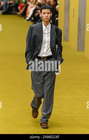 Milano, Italia. 24th Feb, 2023. GUCCI Autunno-Inverno 2023-2024 durante la settimana della Moda di Milano il 2023 febbraio - Milano; Italia 24/02/2023 Credit: dpa/Alamy Live News Foto Stock